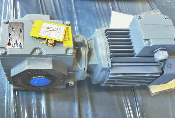 塑料破碎機減速機,1.1KW電機減速器,SA系列蝸輪蝸桿減速電機